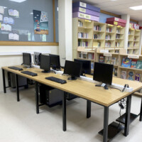 Ordenadores en biblioteca de centro educativo. Ordenadores en biblioteca de centro educativo.