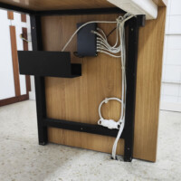 Cableado bajo la mesa en aula de informática. Cableado bajo la mesa en aula de informática.