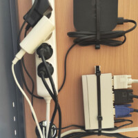 Organización de cableado bajo mesa en centro educativo. Organización de cableado bajo mesa en centro educativo.