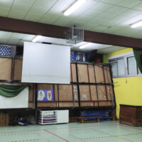 Proyector enjaulado en gimnasio de centro educativo. Proyector enjaulado en gimnasio de centro educativo.
