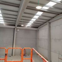 Instalación de luminarias en nave industrial