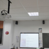 Proyector y pantalla en aula de formación. Proyector y pantalla en aula de formación.