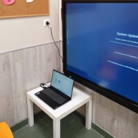 Instalación de pantalla interactiva en aula. Instalación de pantalla interactiva en aula.