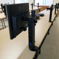 Soportes para monitores en aula de informática. montaje-de-pantallas-en-soportes-con-regletas-de-enchufes