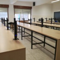 Instalación de soportes para monitores. soportes-para-pantallas-en-aula-informatica